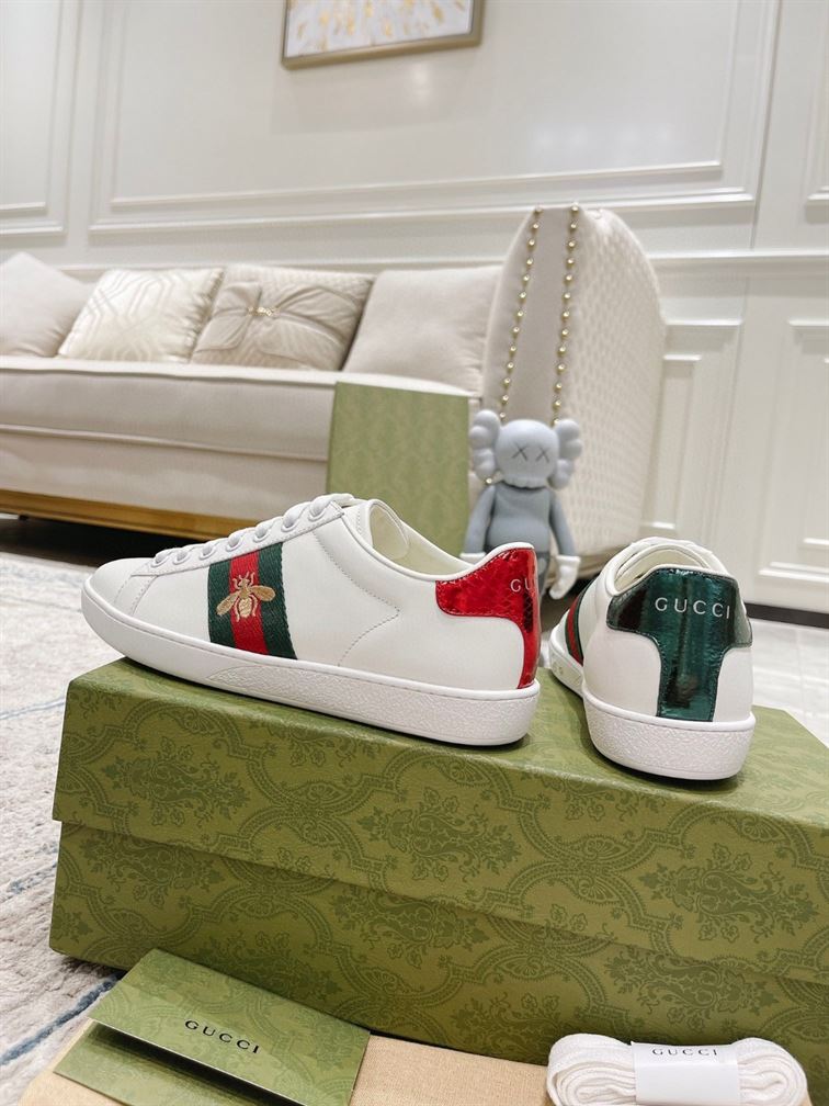 Gvc*1 Dupes Shoes ACE SNEAKER WHITE LEATHER WITH BEE   GCC087