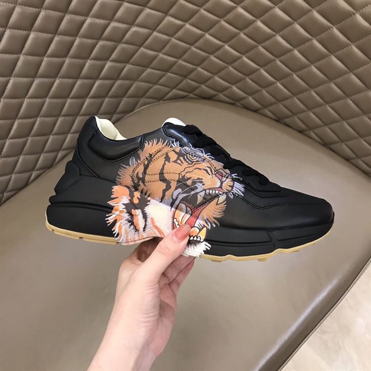 Gvc*1 RHYTON LEATHER SNEAKER WITH TIGER   GCC017