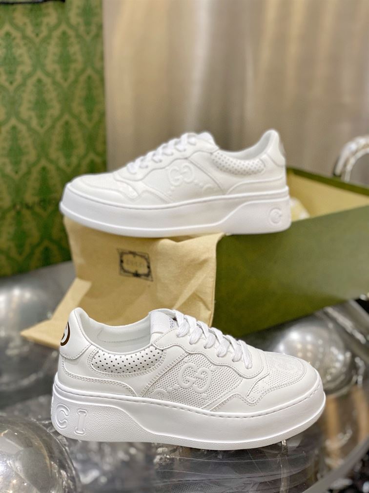 Gvc*1 MEN S GG EMBOSSED SNEAKER WHITE LEATHER   GCC005