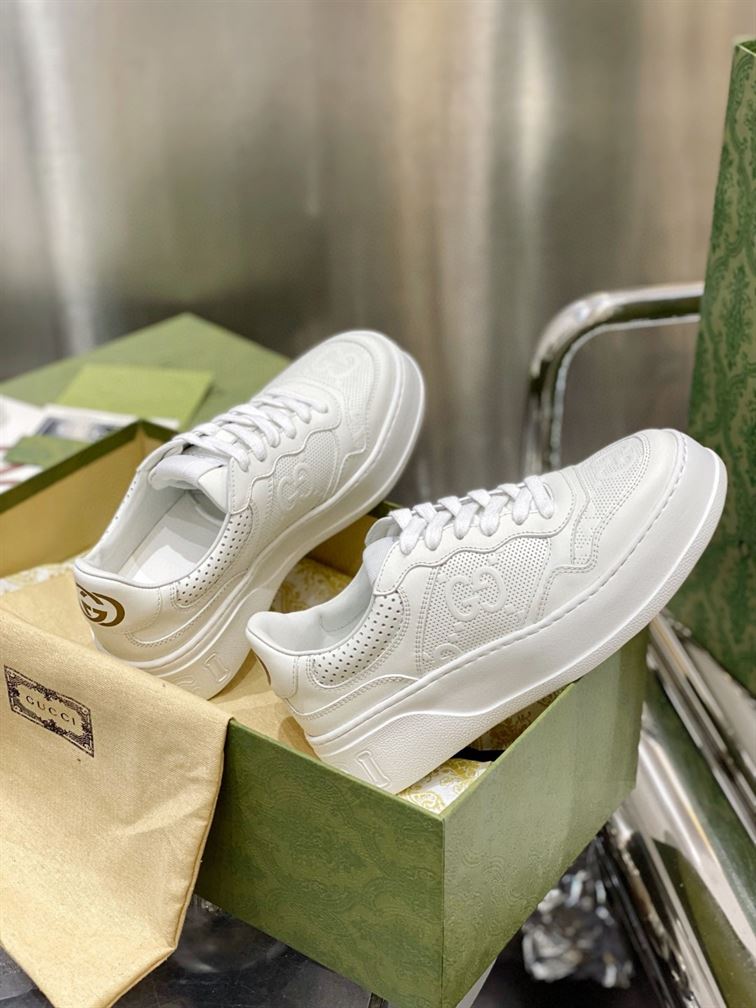 Gvc*1 MEN S GG EMBOSSED SNEAKER WHITE LEATHER   GCC005