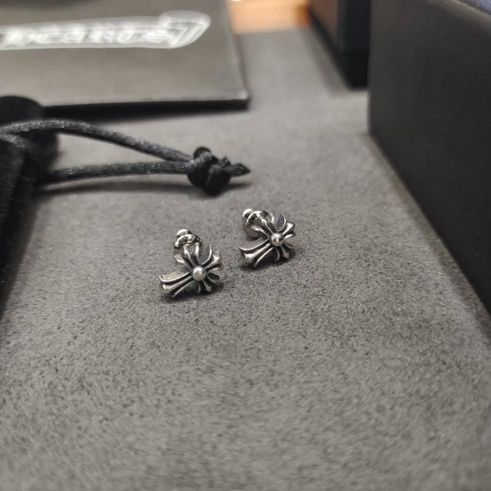 7 Star Ch*0me He**ts Earring