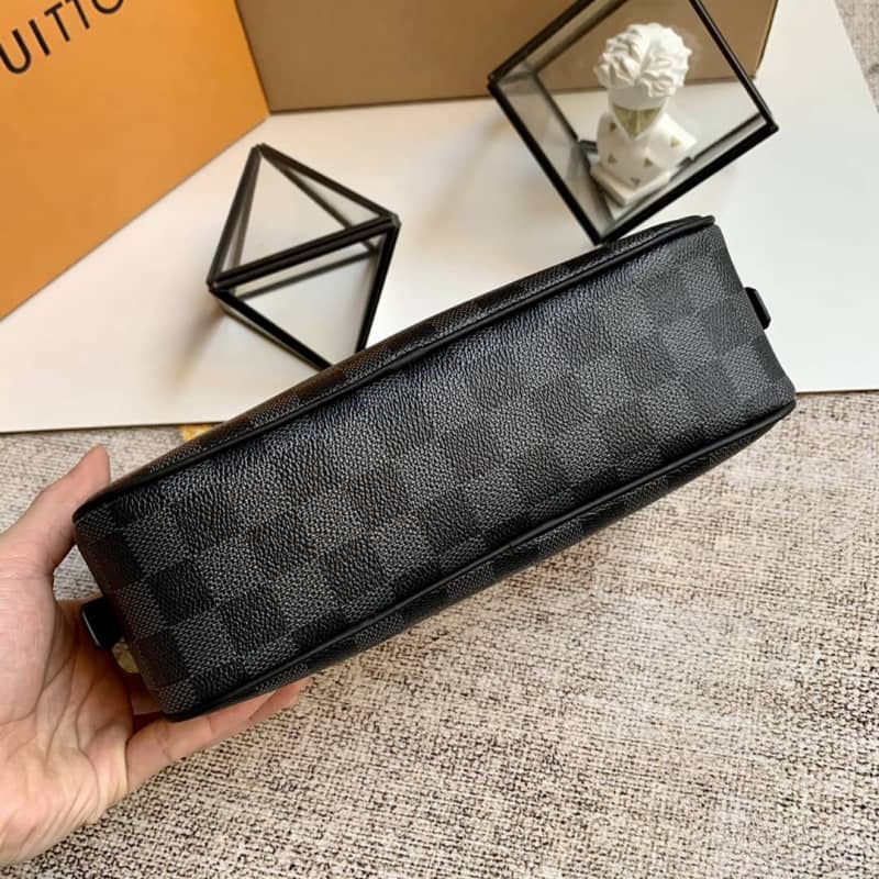 L0vis Vvtt0n Toilet Pouch GM Monogram Eclipse Canvas Replica Black M43383