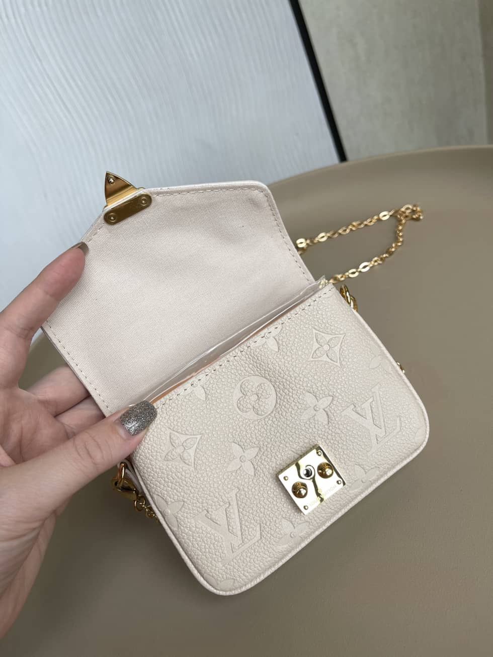 L0vis Vvtt0n Micro Métis Chain Mini Pouch M81390 Replica Shoulder Bag