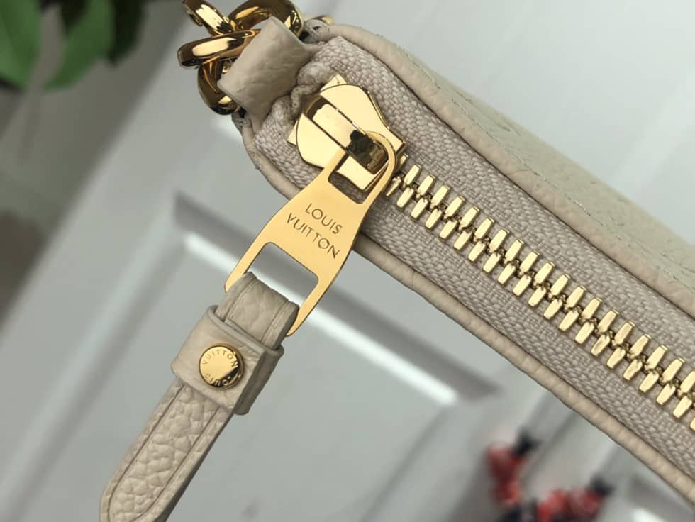 L0vis Vvtt0n Easy Pouch On Strap Creme White Empreinte M81066 Replica