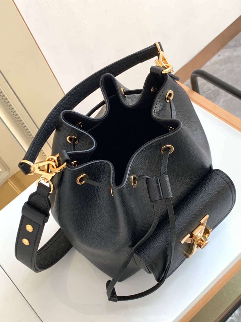 L0vis Vvtt0n Lockme Grained Calf Leather Black M57687 Replica Bucket Bag