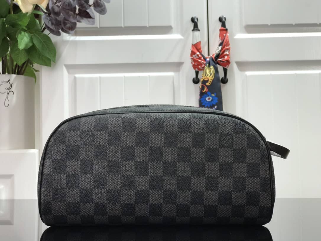 L0vis Vvtt0n King Size Toiletry Bag Replica Black M47528