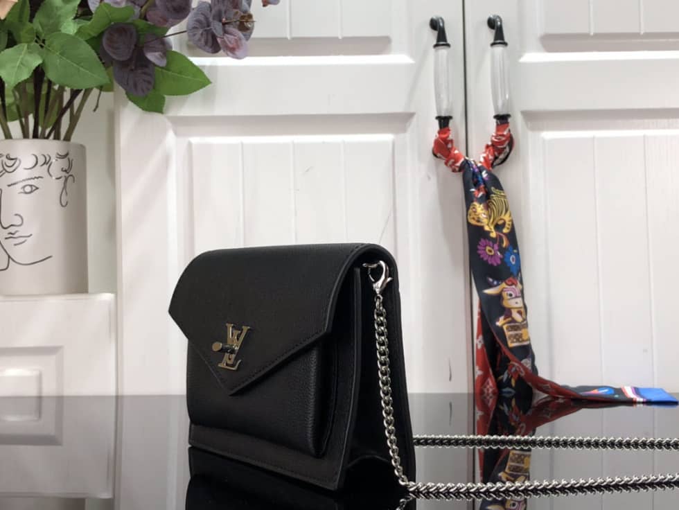 L0vis Vvtt0n Pochette Lock Me Chain M63980 Replica Crossbody Bag