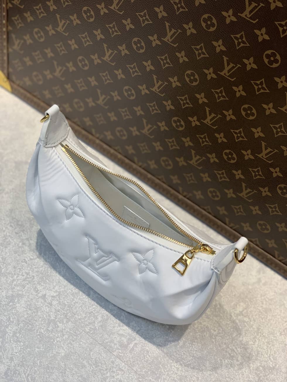 L0vis Vvtt0n Over The Moon Bubblegram White M59959 Replica Hobo