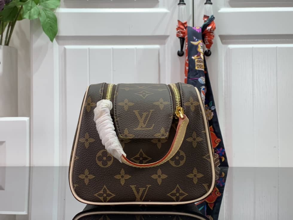 L0vis Vvtt0n Dopp Kit Toilet Pouch Monogram Canvas M44494 Replica