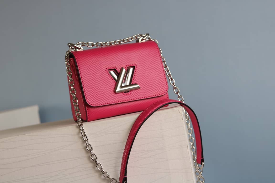 L0vis Vvtt0n Replica Twist MM Epi Leather Bag Red