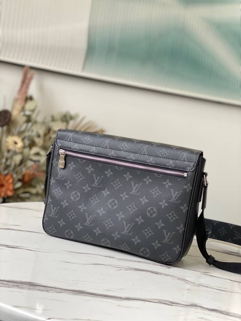 L0vis Vvtt0n Monogram Flap Leather Small Messenger Bag Replica Black M30746