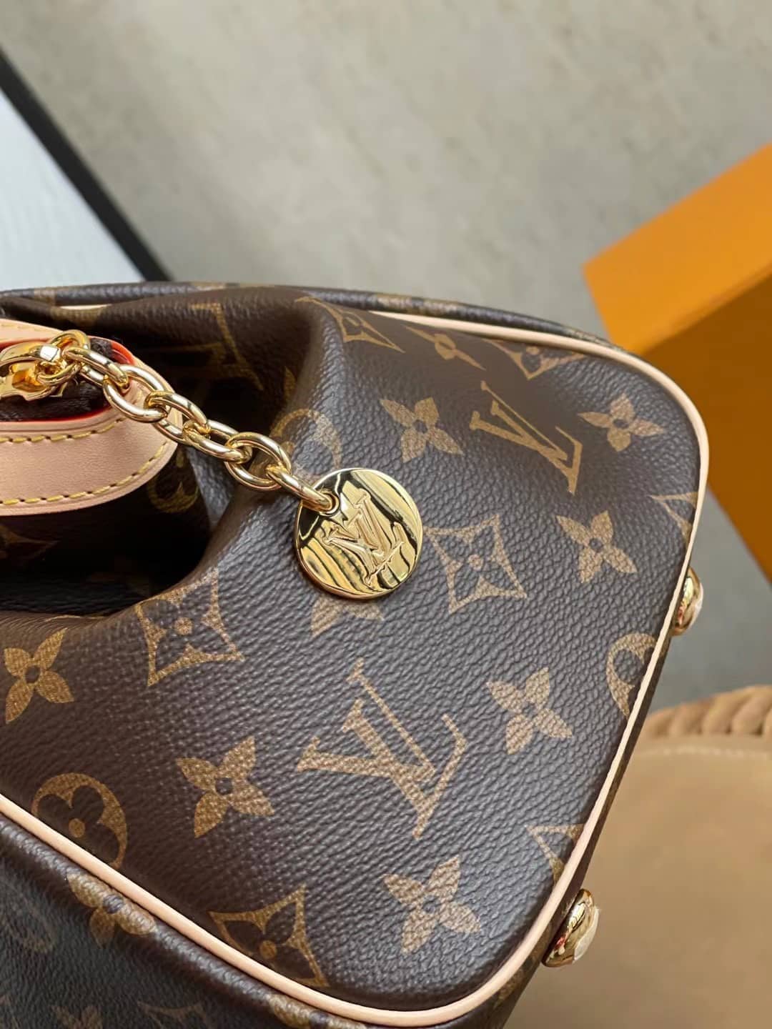 L0vis Vvtt0n Monogram Tivoli PM M40143 Replica Shoulder Bag
