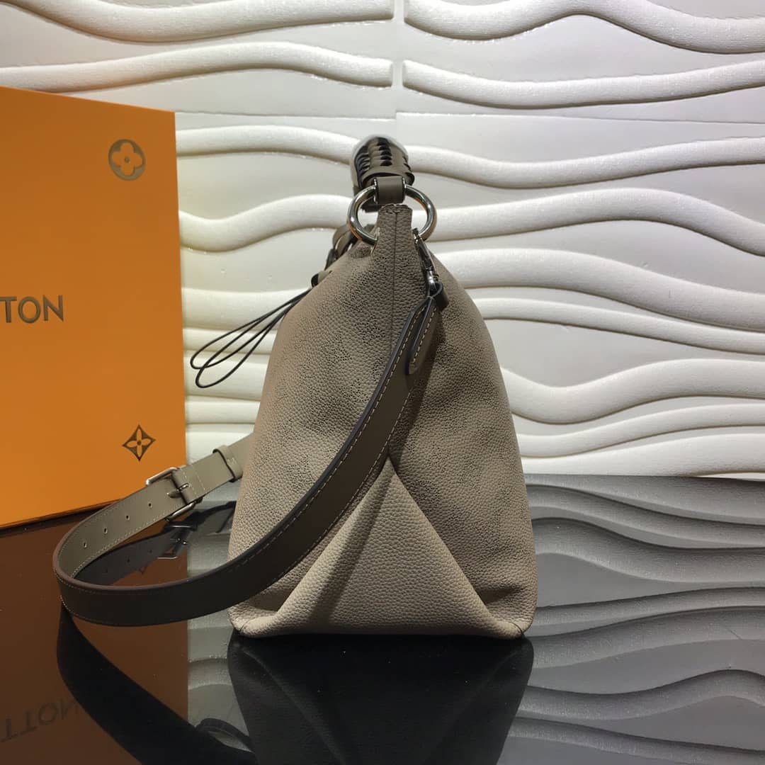 L0vis Vvtt0n Beaubourg Hobo MM Mahina Leather Replica Beige M56073