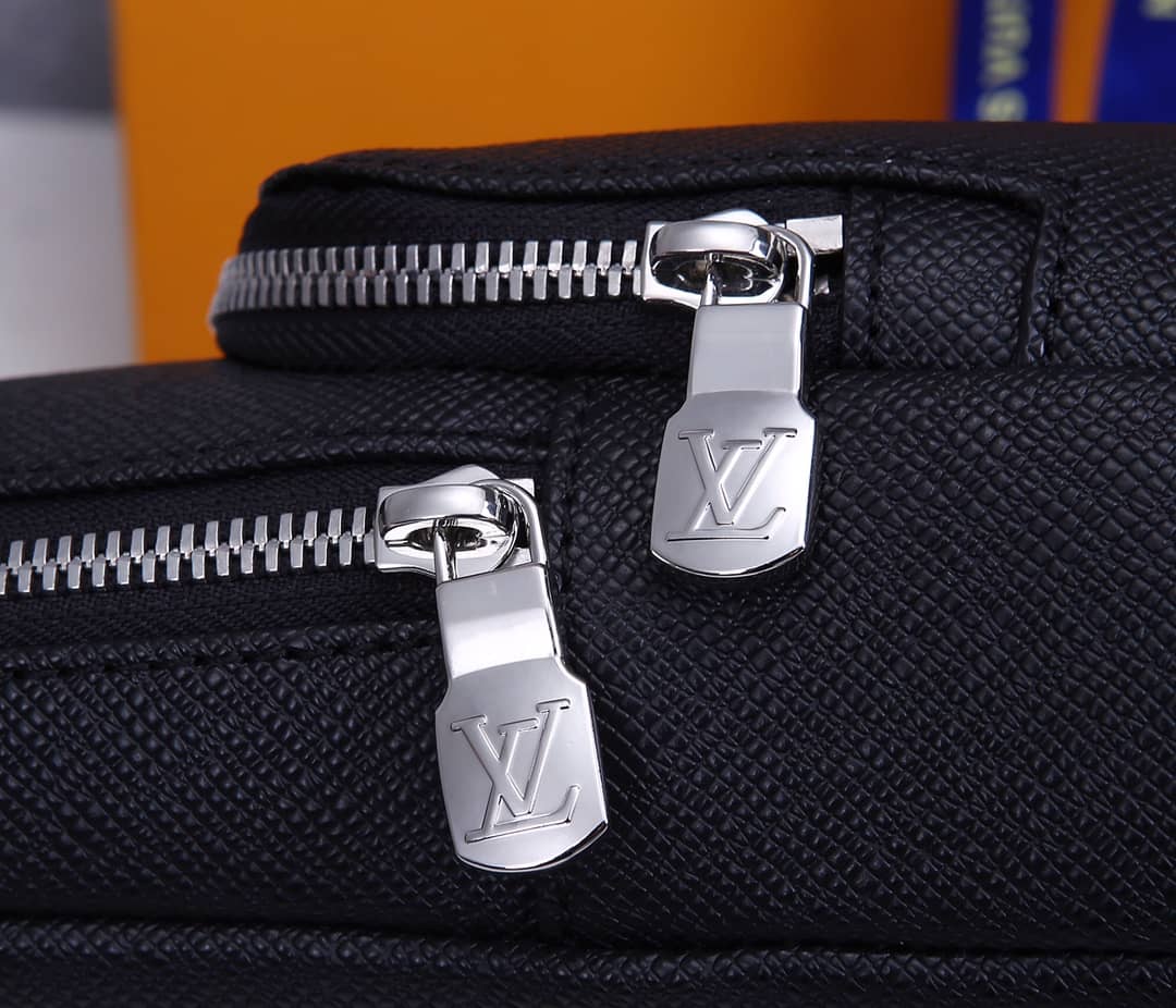 L0vis Vvtt0n Avenue Taiga Leather Replica Sling Bag M30443