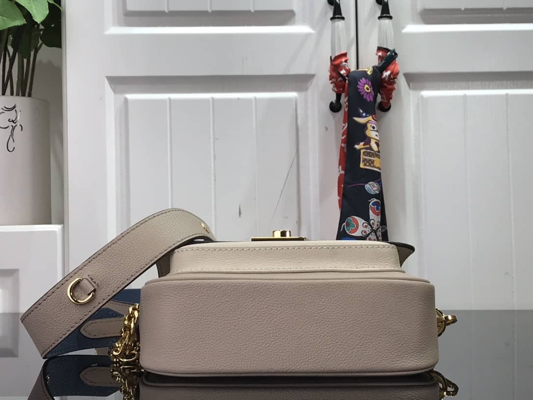 L0vis Vvtt0n Lockme Chain PM Replica Handbag Beige M57073