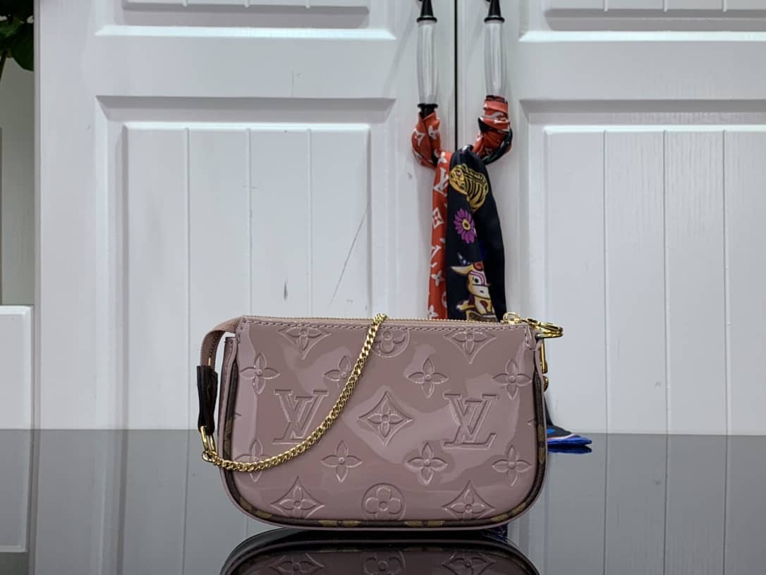 L0vis Vvtt0n Pochette Dupe Monogram Vernis Accessories Replica Pouch Pink M58009