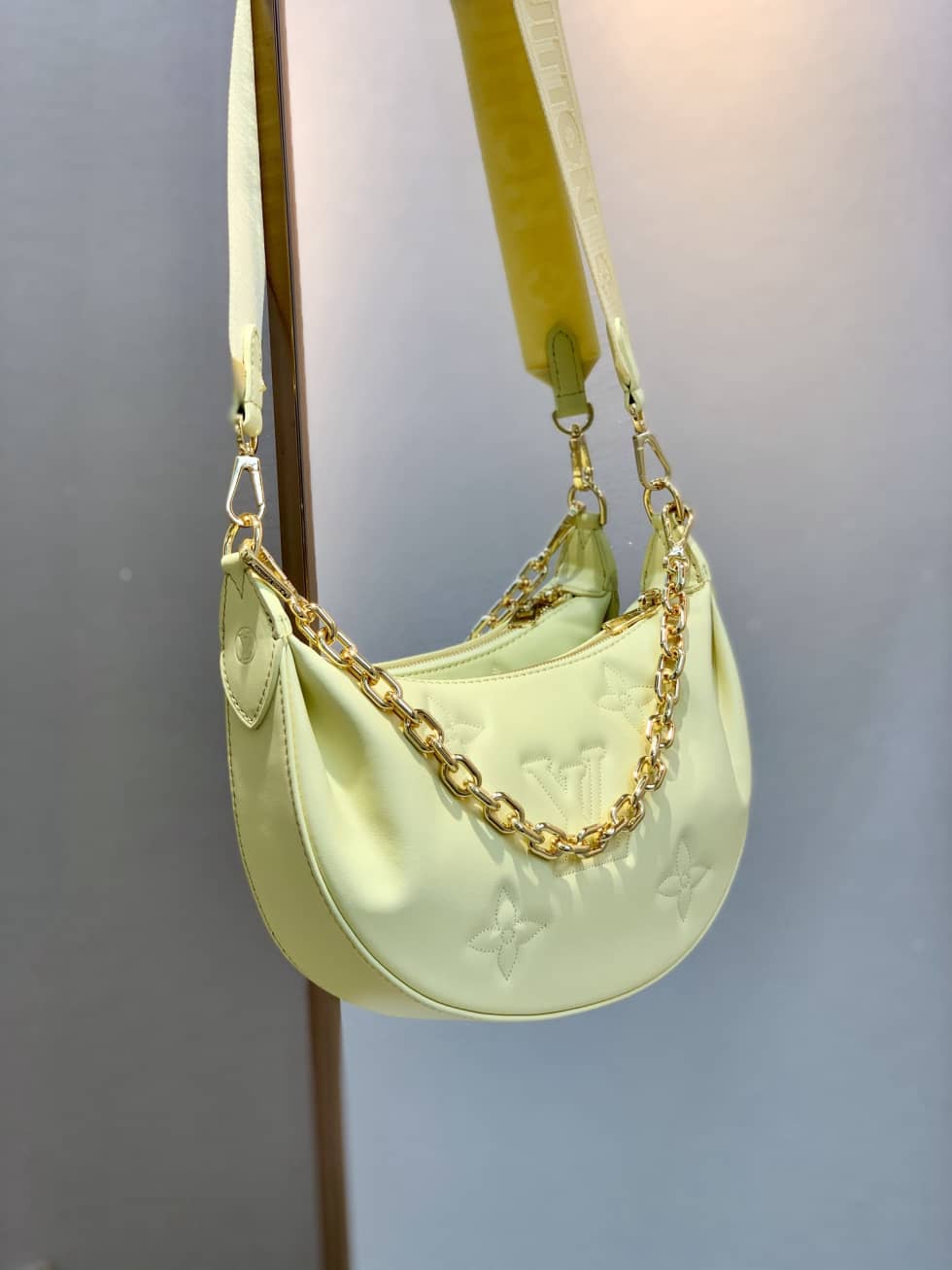 L0vis Vvtt0n Over The Moon Calfskin Leather Yellow M59823 Replica Hobo