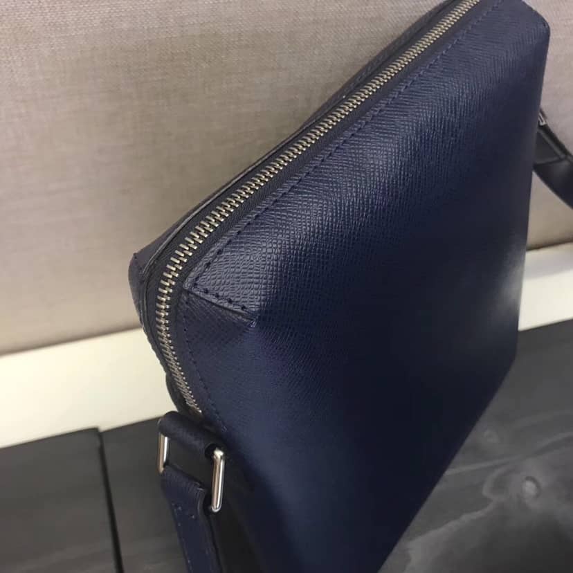 L0vis Vvtt0n Taiga Pochette Grigori Mens Shoulder Bag Replica Blue M30505