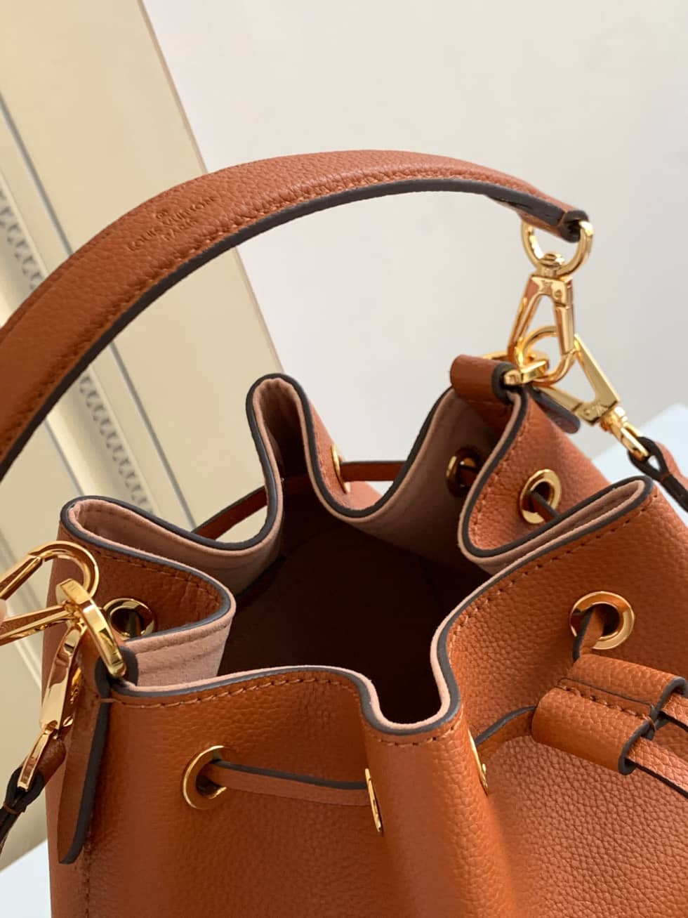 L0vis Vvtt0n Lockme Grained Calf Leather Brown M57689 Replica Bucket Bag