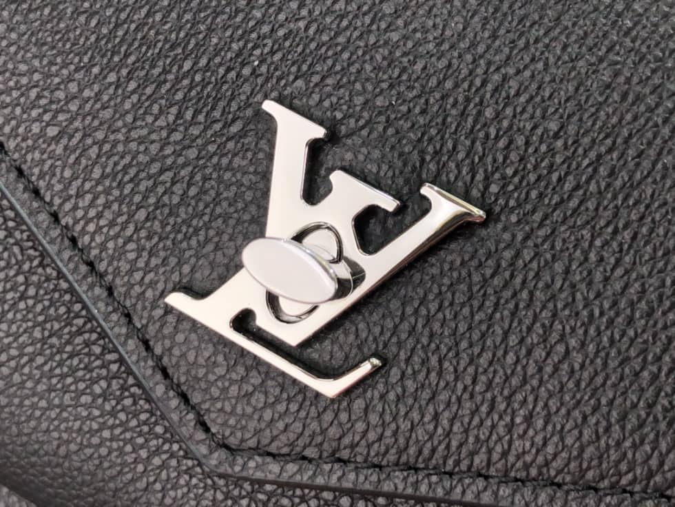L0vis Vvtt0n Pochette Lock Me Chain M63980 Replica Crossbody Bag