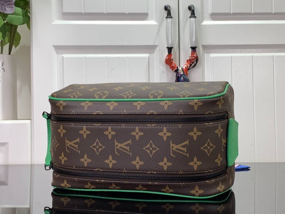 L0vis Vvtt0n Dopp Kit Monogram Canvas Toilet Pouch M46253 Replica
