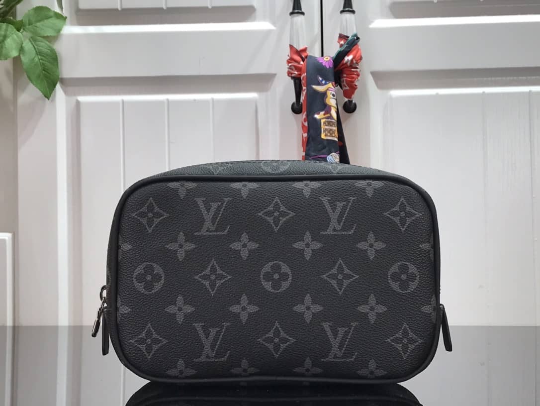 L0vis Vvtt0n Monogram Eclipse Toiletry Pouch M483384