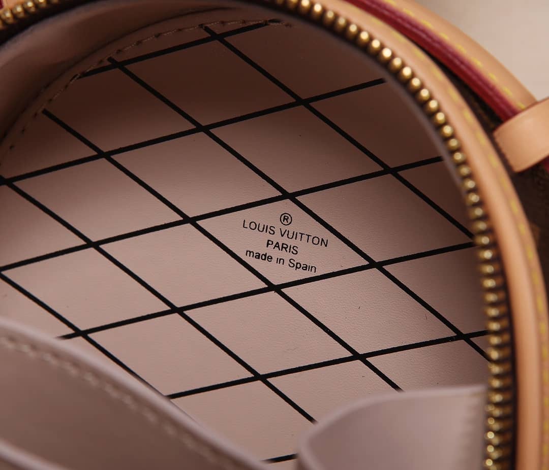 L0vis Vvtt0n Mini Boite Chapeau Replica Crossbody Bag M44699
