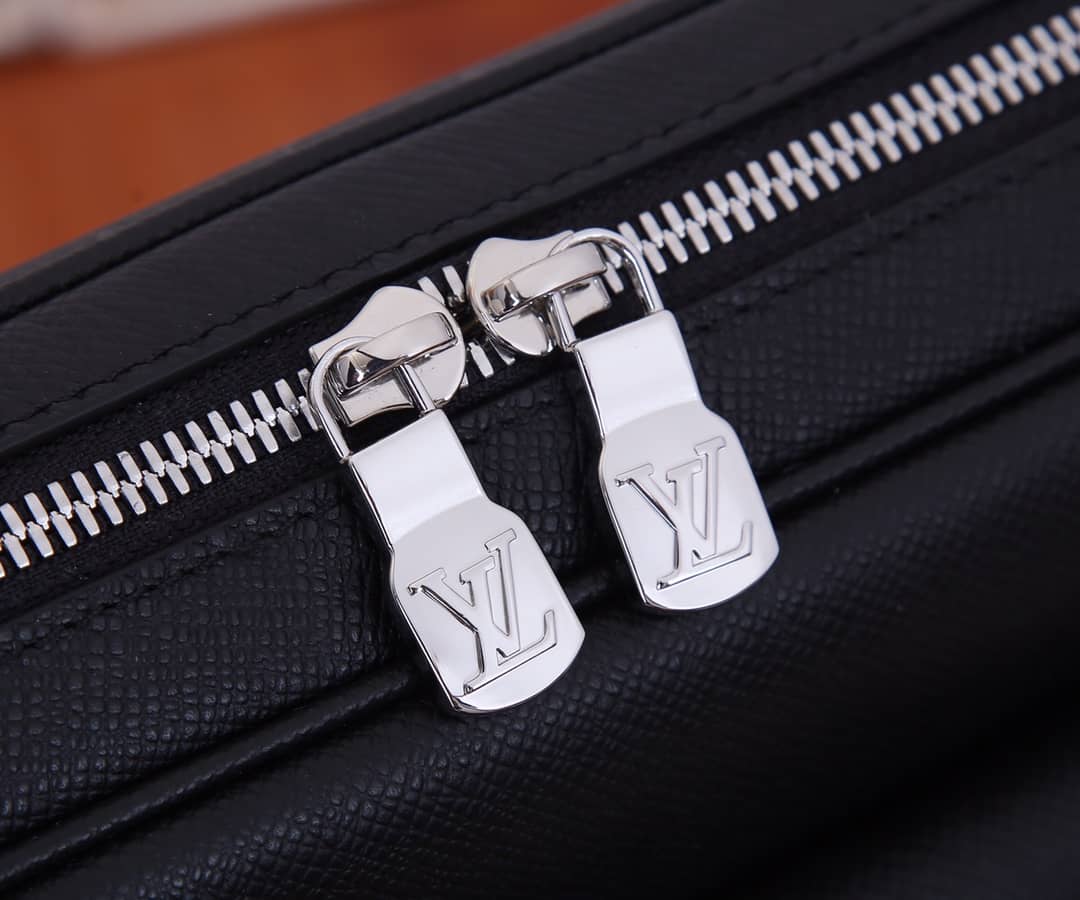 L0vis Vvtt0n Taigarama Canvas Messenger Bag Replica M30233
