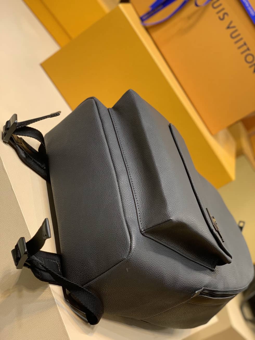 L0vis Vvtt0n Aerogram Leather Black M57079 Replica Backpack