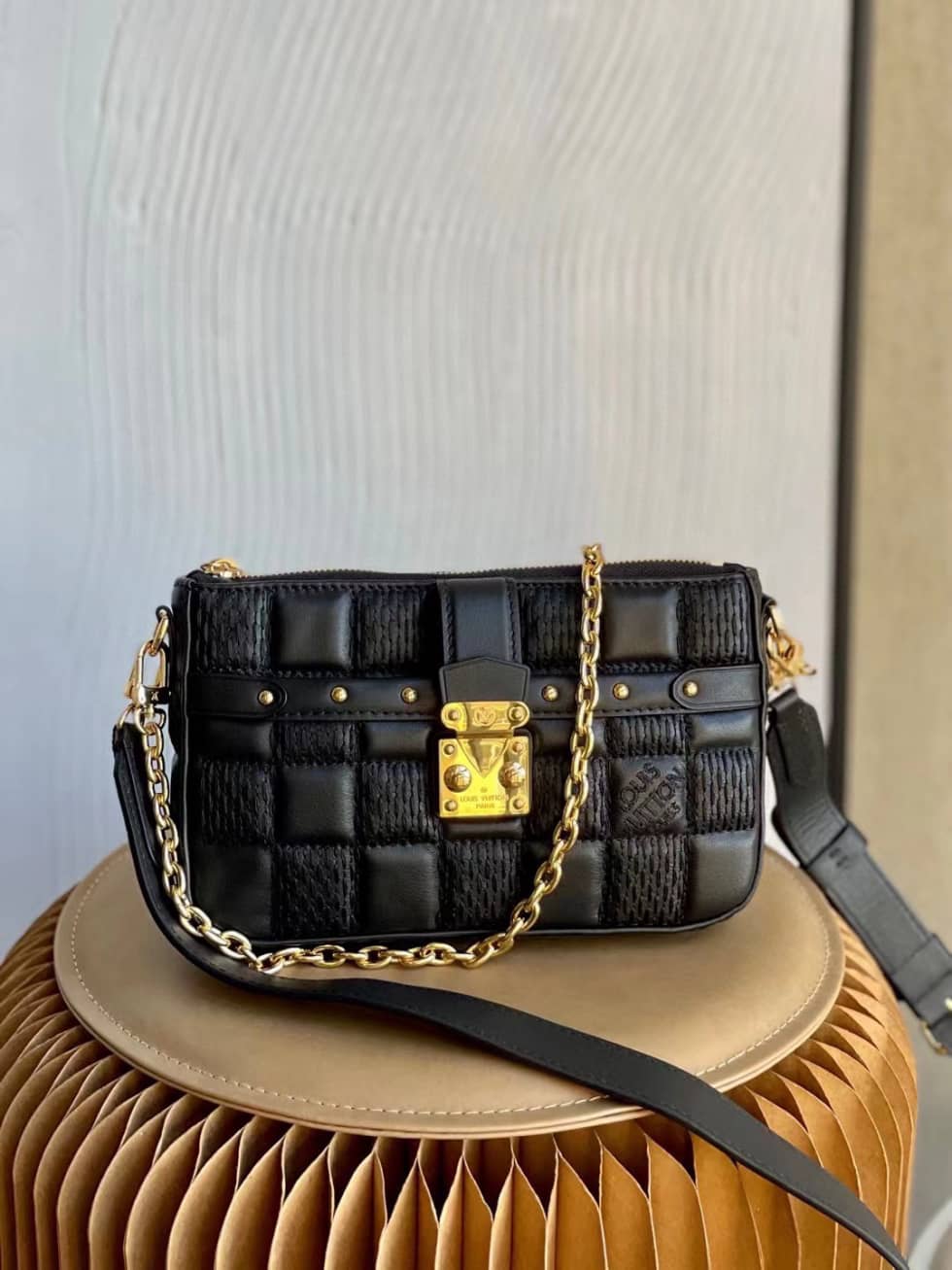 L0vis Vvtt0n Pochette Troca Lamb Leather M59046 Replica Crossbody Bag