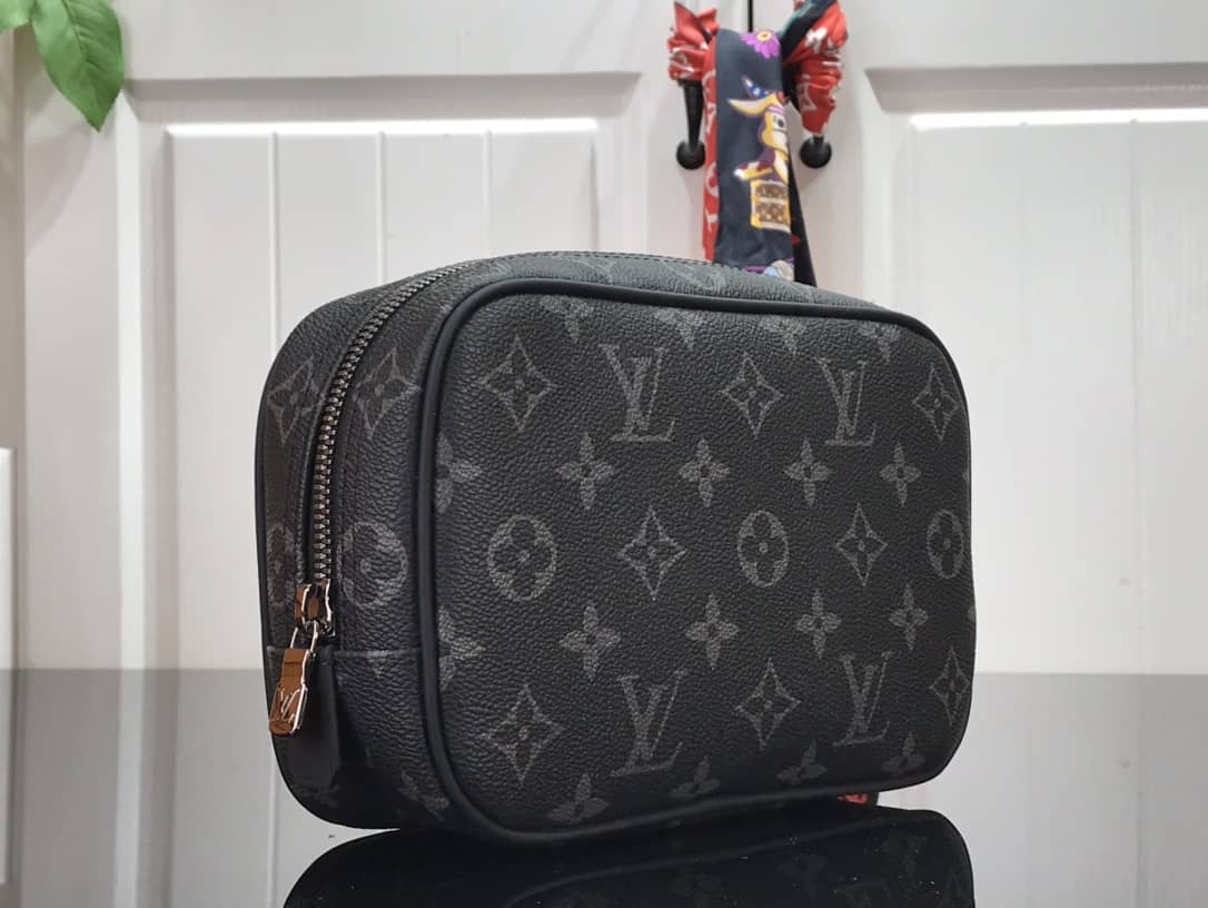 L0vis Vvtt0n Monogram Eclipse Toiletry Pouch M483384
