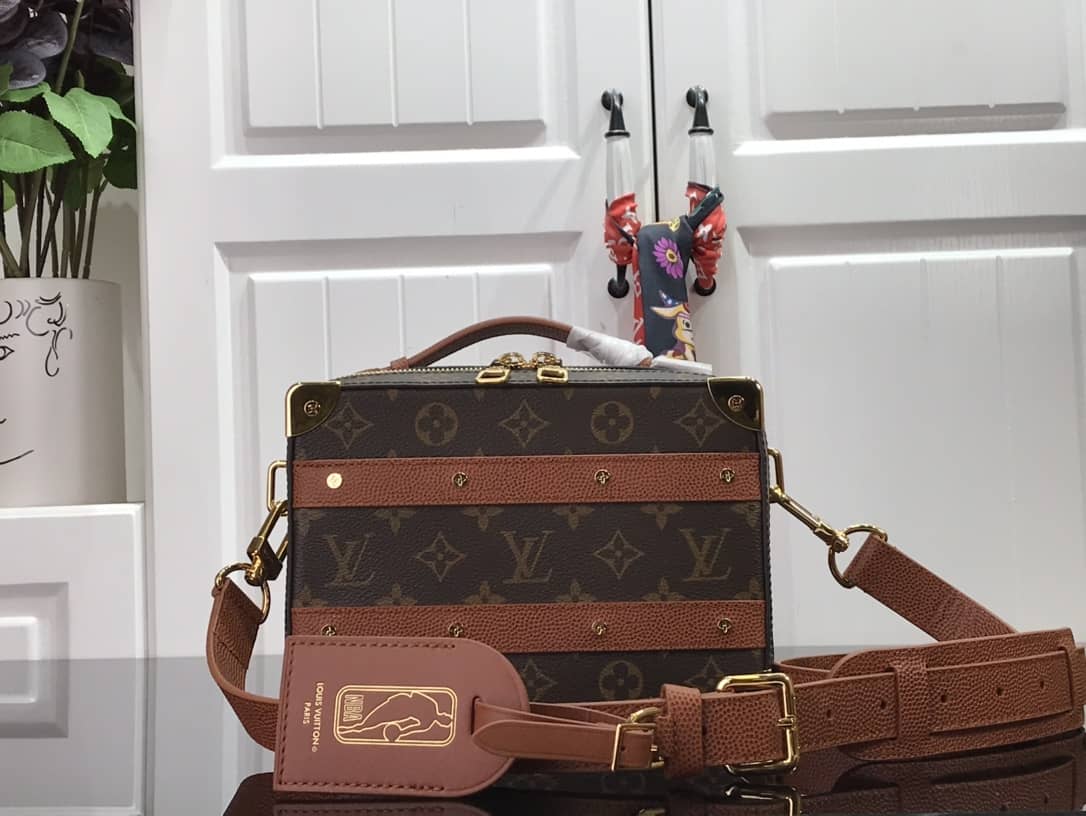 L0vis Vvtt0n x NBA Legacy Handle Trunk Monogram Replica Bag M45785