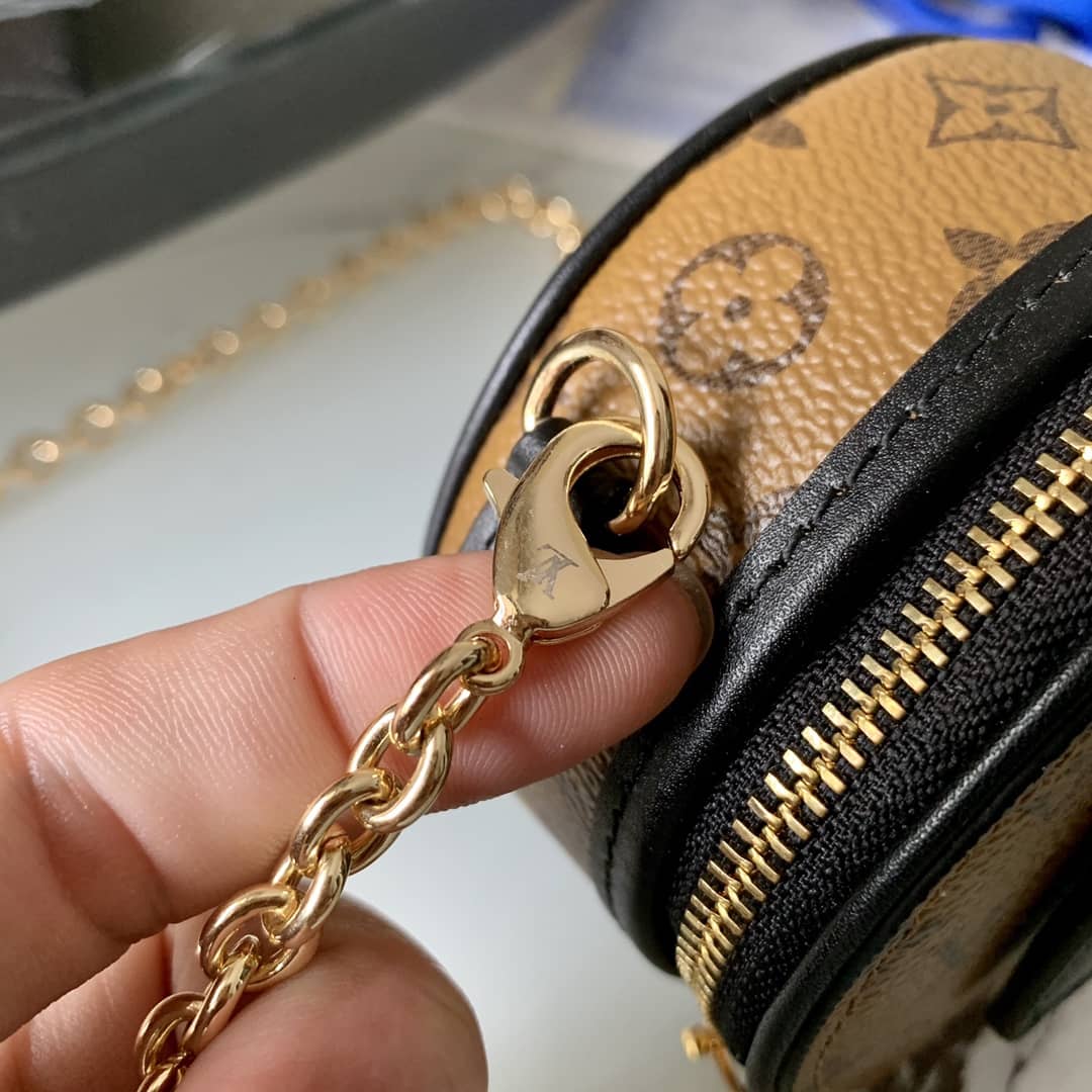 L0vis Vvtt0n Petite Boite Chapeau Necklace Replica Bag M68577