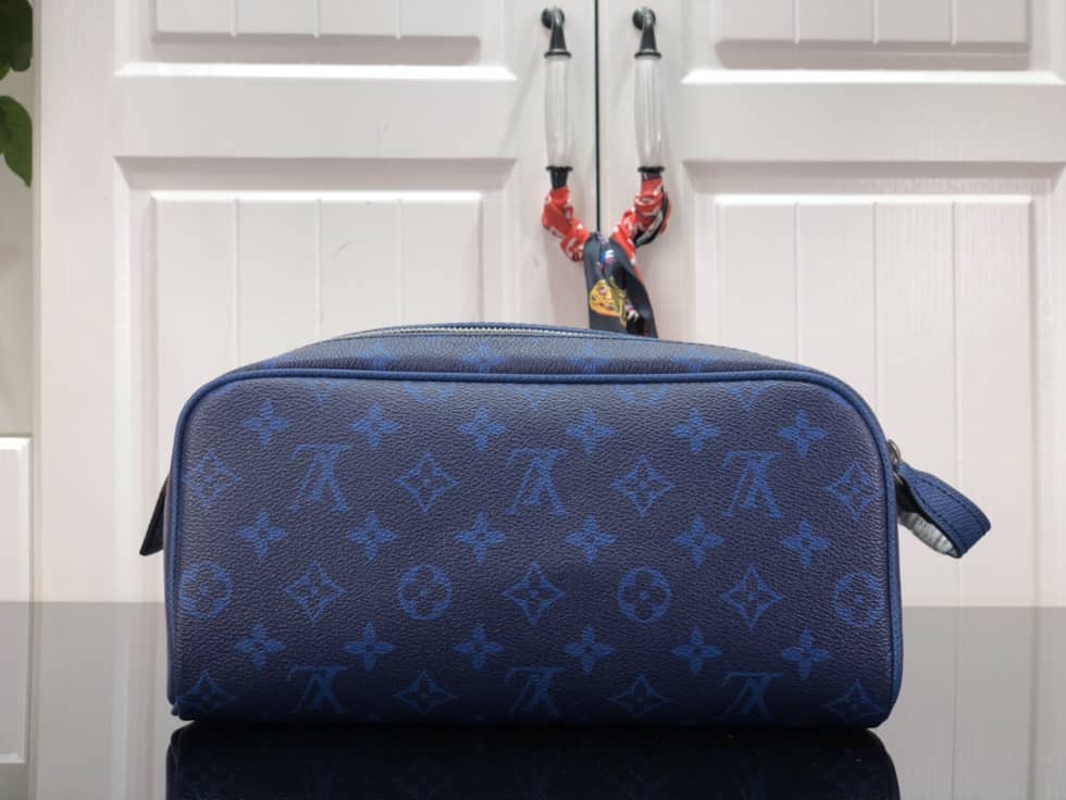 L0vis Vvtt0n Dopp Kit Toilet Pouch Monogram Canvas M44494 Replica