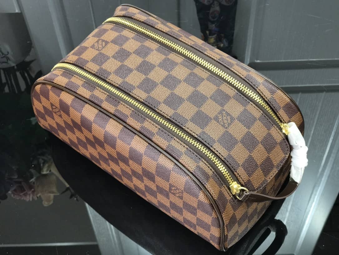 L0vis Vvtt0n King Size Toiletry Bag Replica M47528