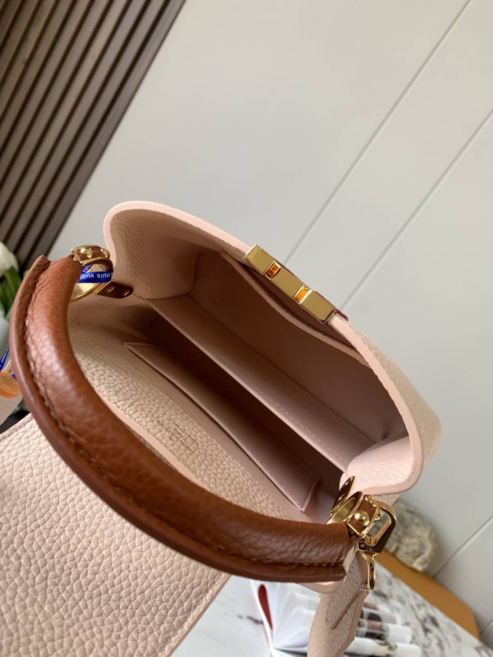 L0vis Vvtt0n Capucines Mini M59253 Replica Crossbody Bag