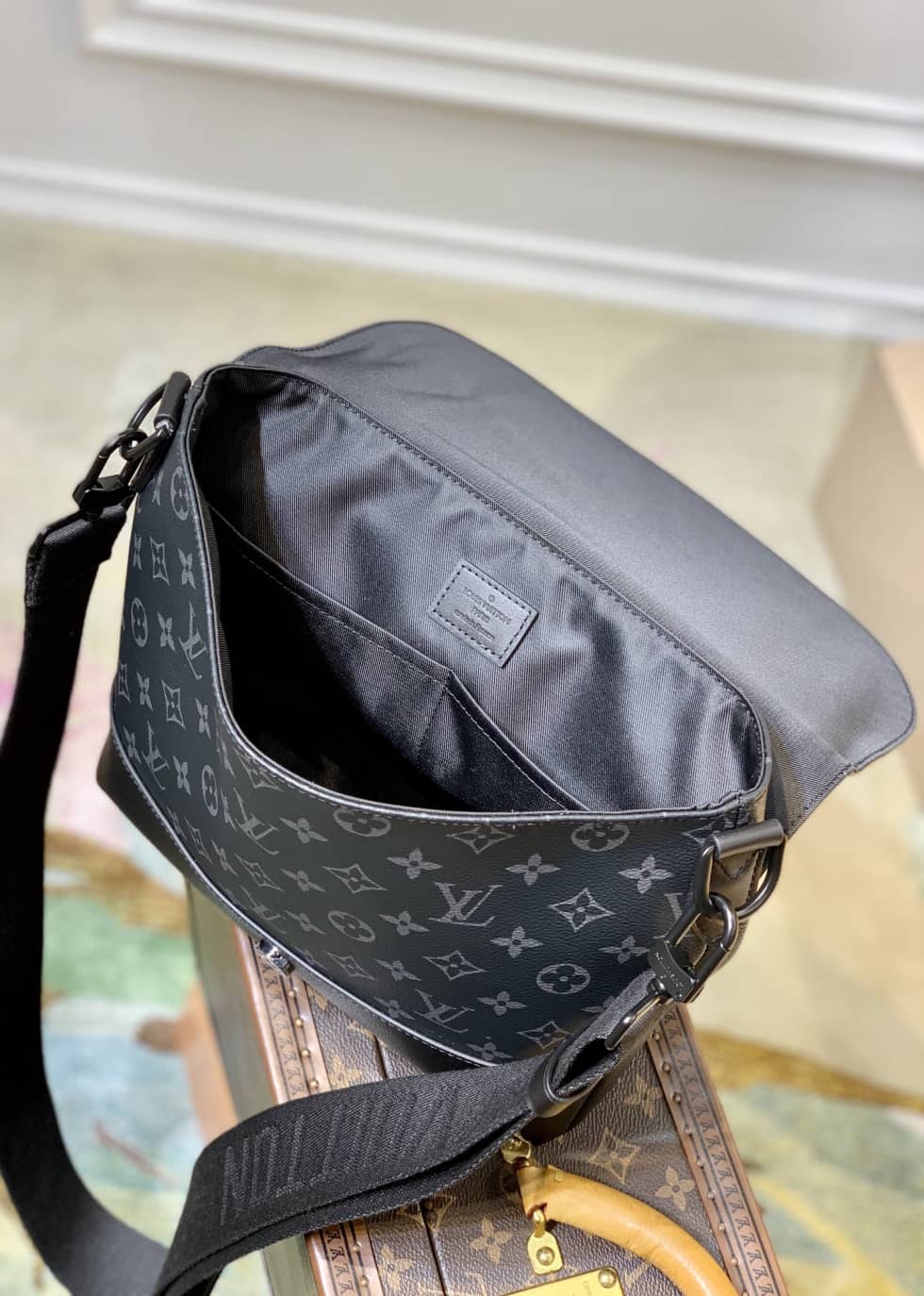 L0vis Vvtt0n Saumur Black M45911 Replica Messenger Bag