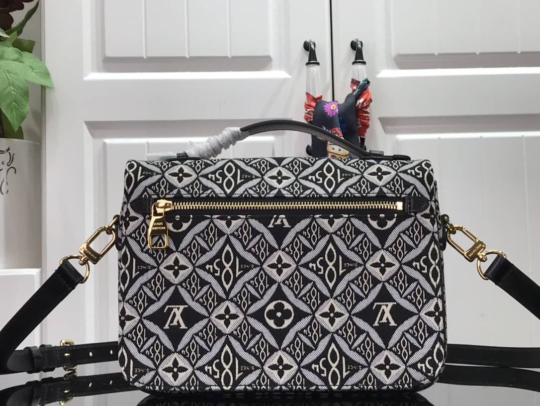 L0vis Vvtt0n Pochette Mestis MM Monogram Canvas Replica Shoulder Bag M57272