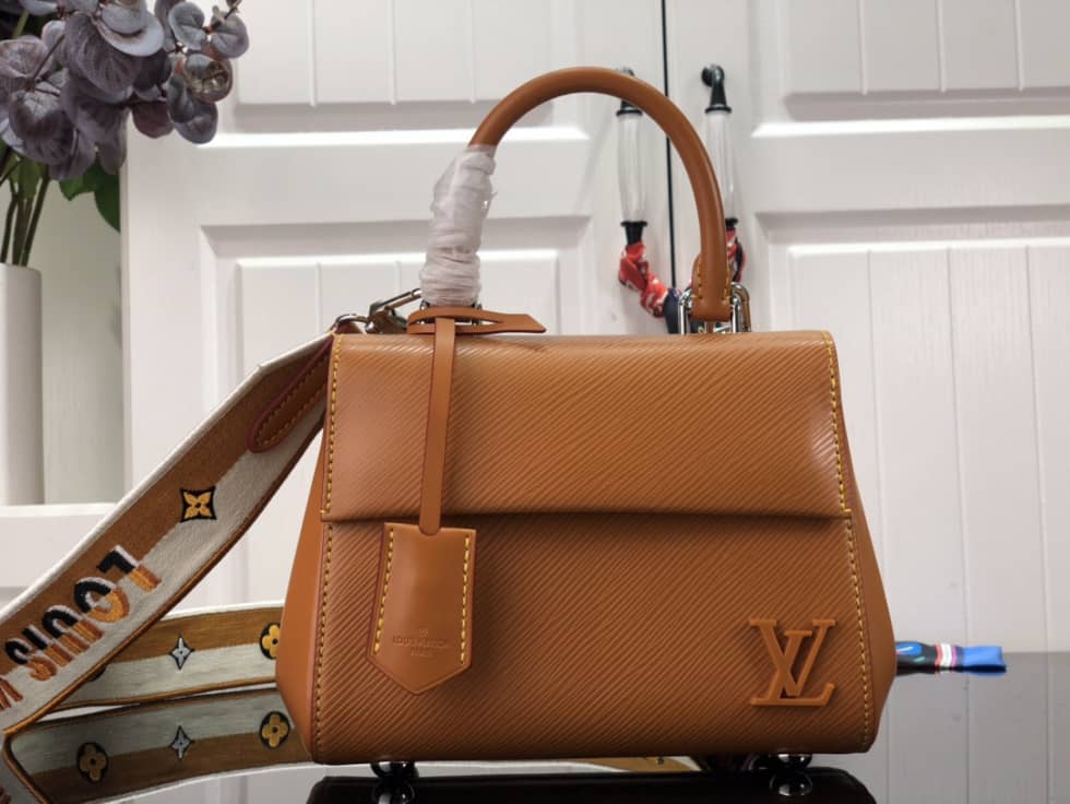 L0vis Vvtt0n Cluny Mini Epi Leather M58928 Replica Shoulder Bag