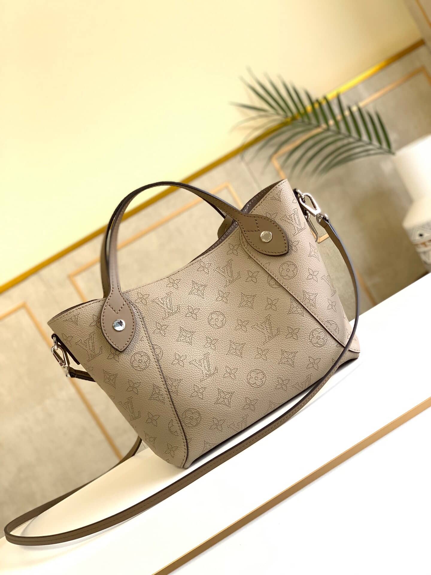 L0vis Vvtt0n Mahina Hina PM Leather Tote Replica Apricot M54353