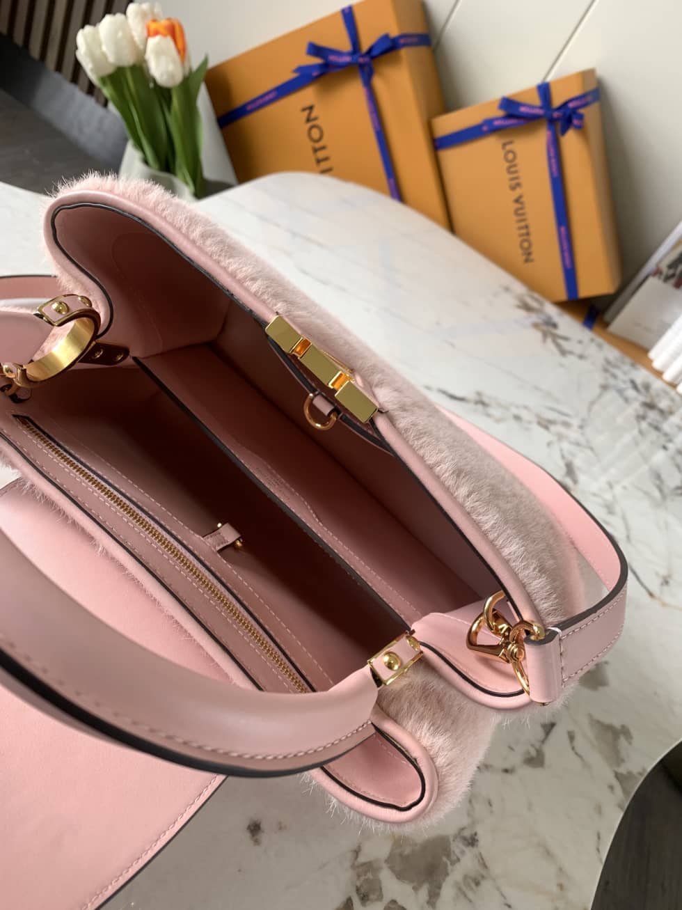 L0vis Vvtt0n Capucines MM 2way Hand Pink M42258 Replica Crossbody Bag
