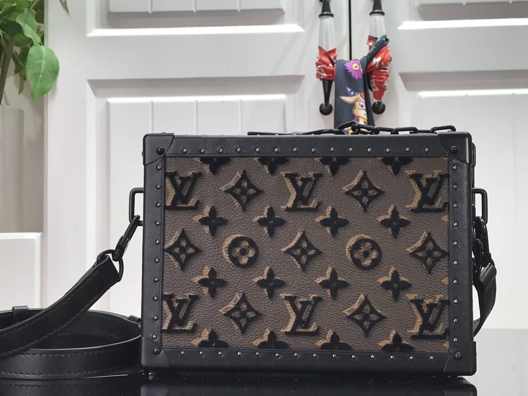 L0vis Vvtt0n Monogram Replica Clutch Box M20233