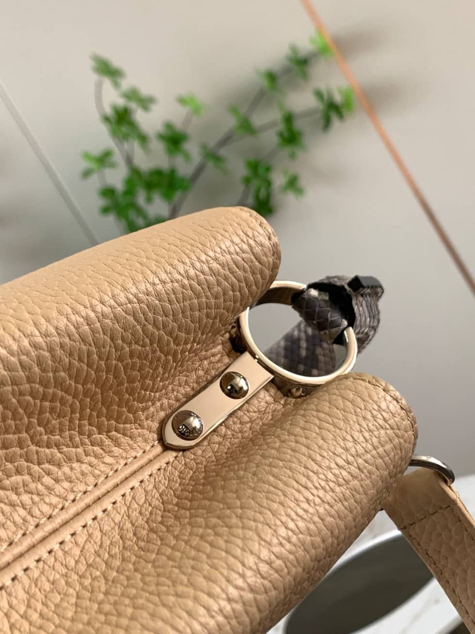 L0vis Vvtt0n Capucines BB Tote Taurillon Leather N92041 Replica Crossbody Bag