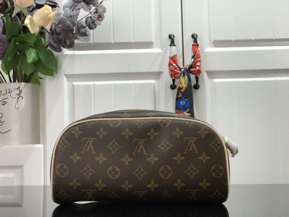 L0vis Vvtt0n King Size Toiletry Bag M47528 Replica