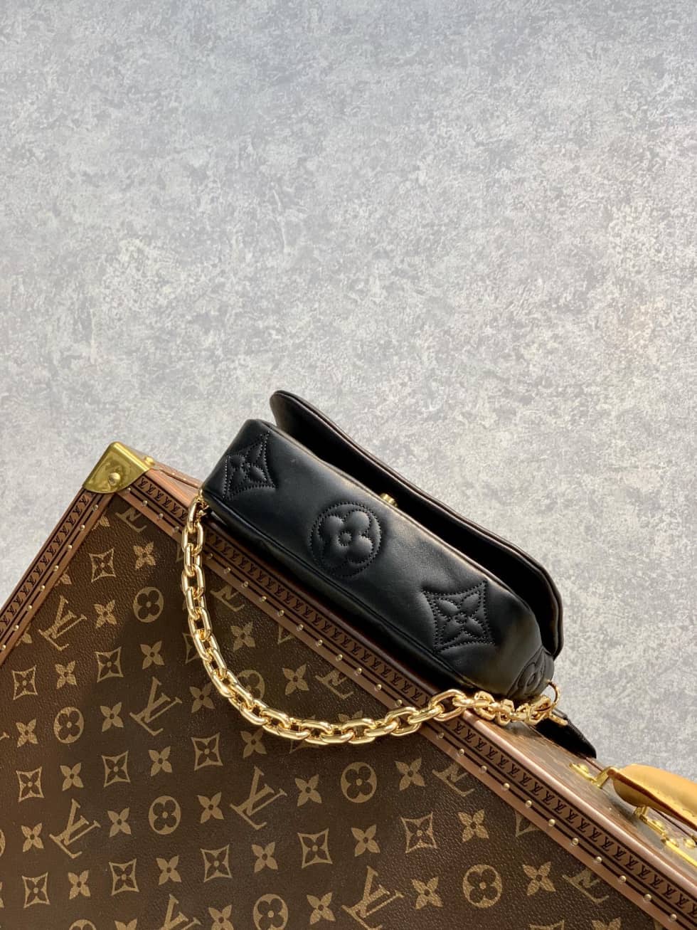 L0vis Vvtt0n Wallet On Strap Bubblegram Black M81398 Replica