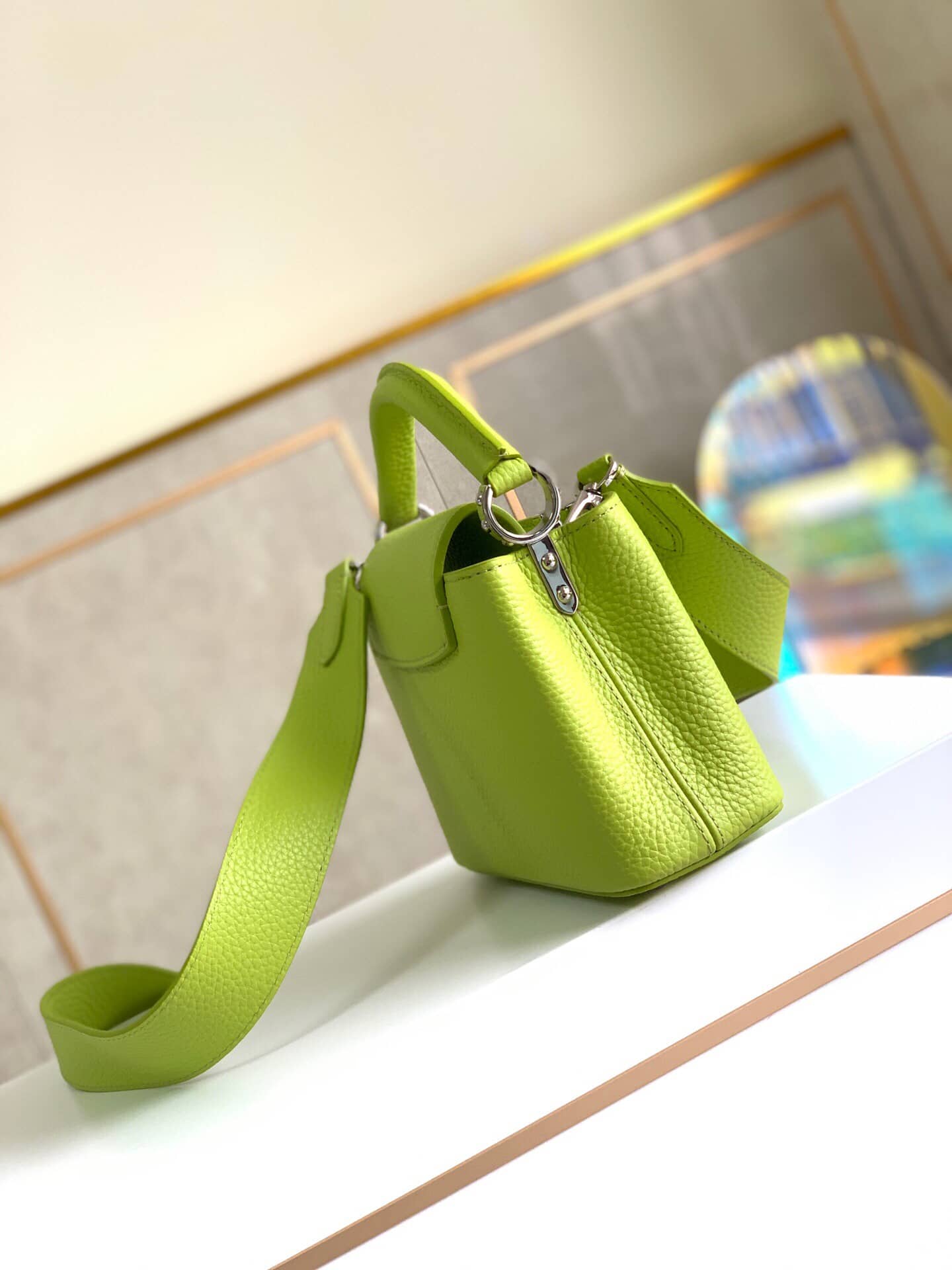 L0vis Vvtt0n Taurillon Leather Capucines Mini Replica Bag Green M55985