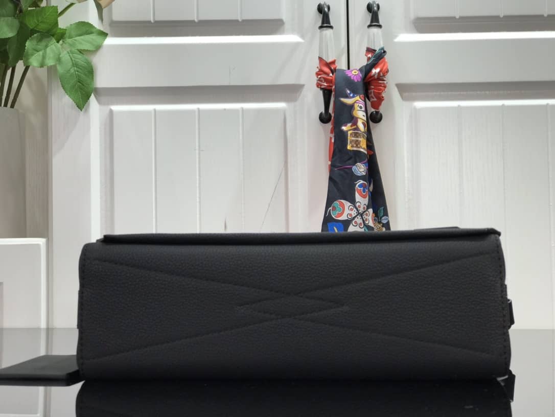 L0vis Vvtt0n Leather Replica Messenger Crossbody Bag M57080