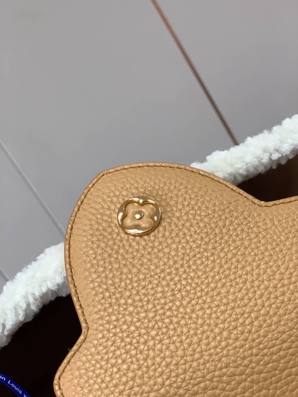L0vis Vvtt0n Capucines MM Beige M59073 Replica Crossbody Bag