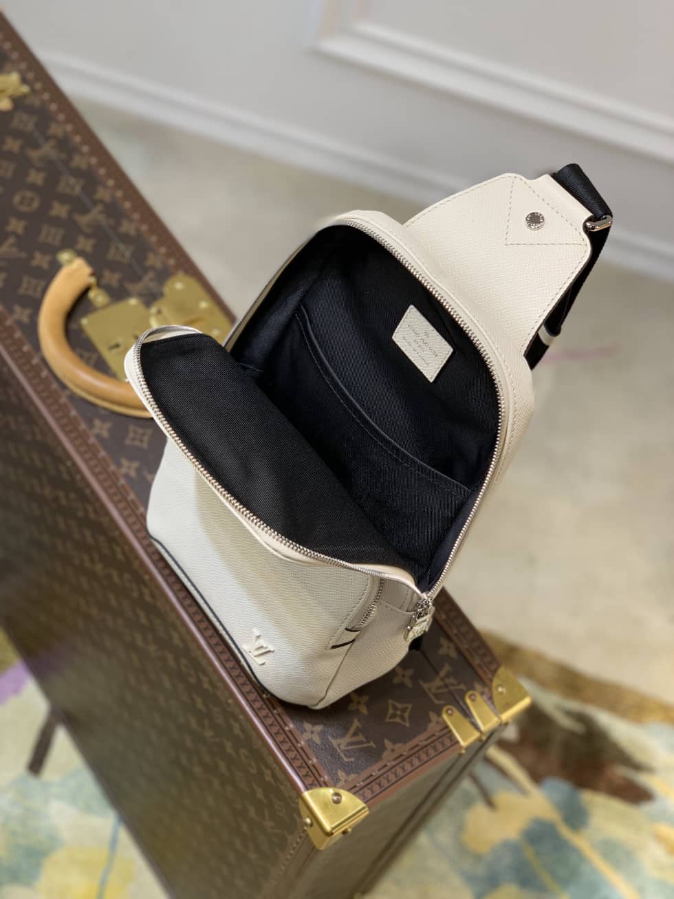Best Replica L0vis Vvtt0n Taiga Avenue Sling Bag M30803 Replica Shoulder Bag(ColaReps)
