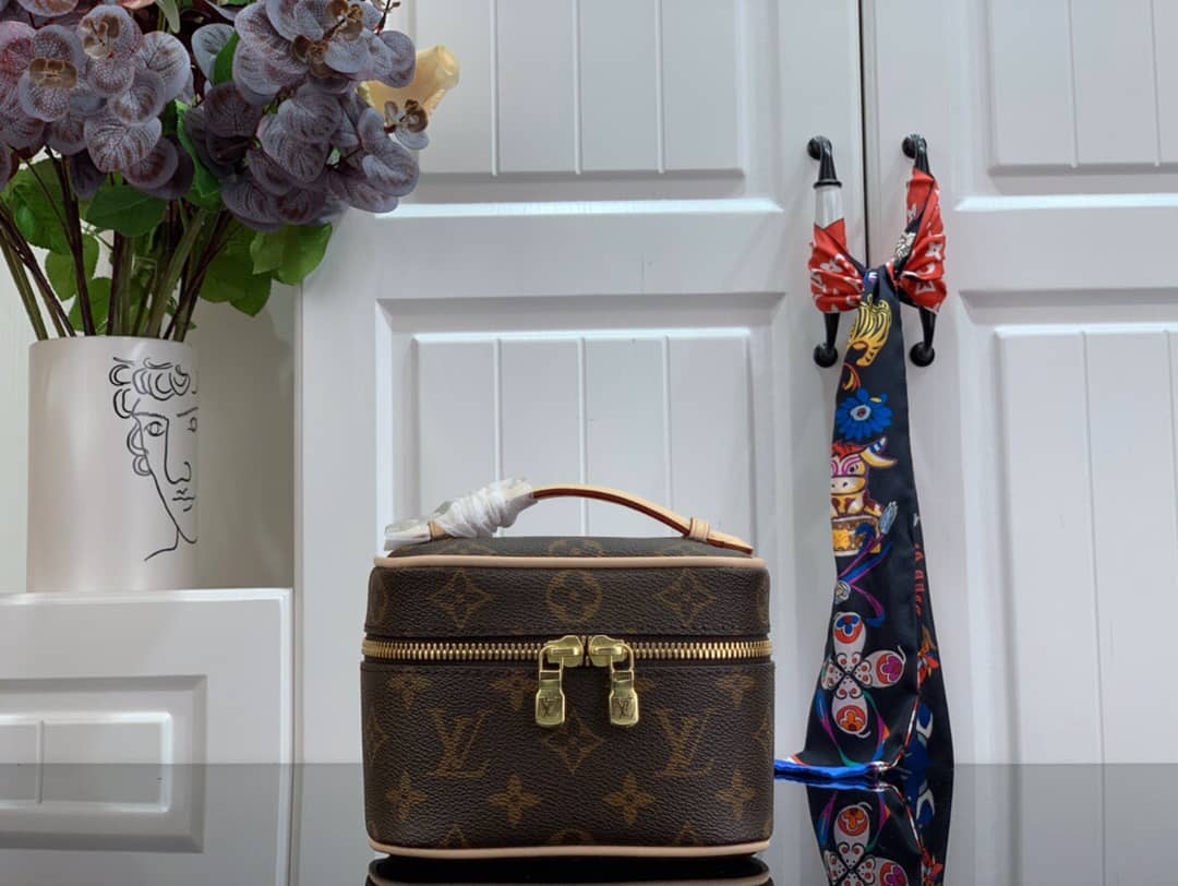 L0vis Vvtt0n Mini Monogram Canvas Beauty Case Replica M44496